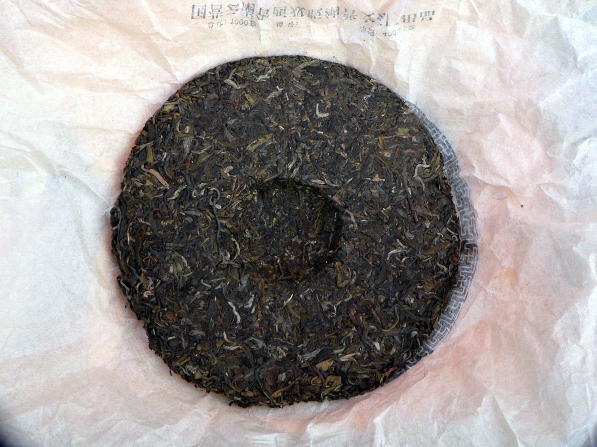 Pu-erh tea cake and leaves